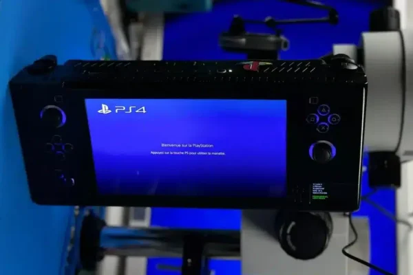 Энтузиаст превратил PS4 Slim в мощную портативную консоль
