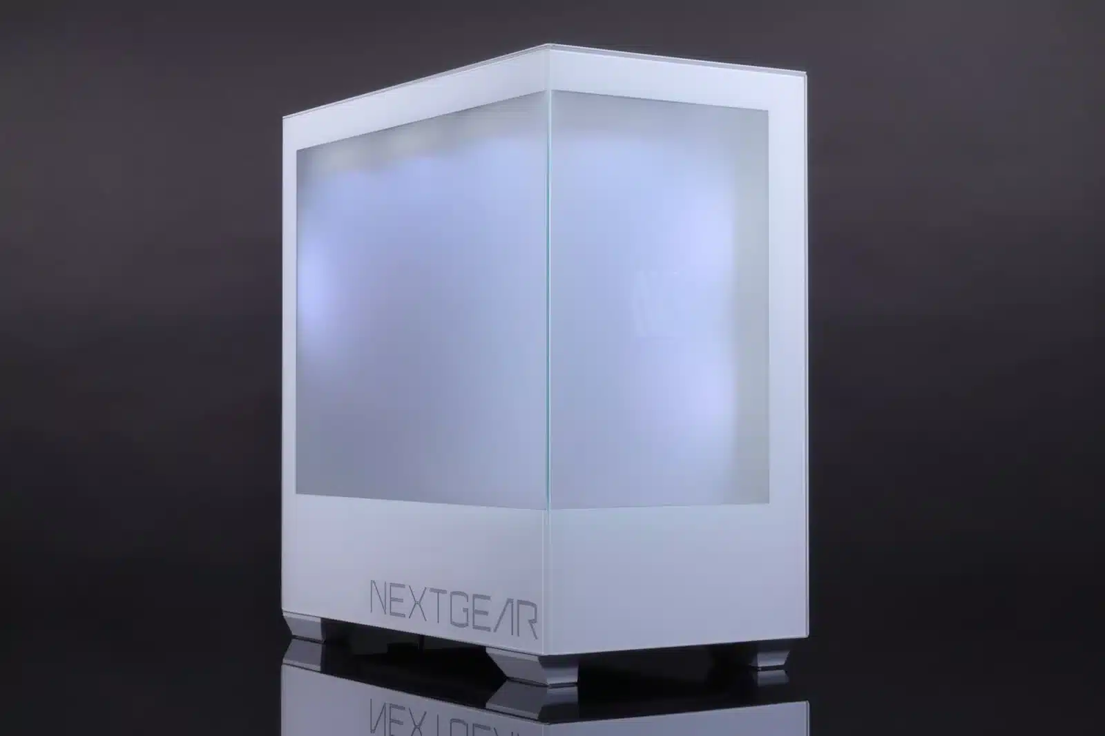 Игровой ПК со смарт-стеклом: прозрачность или сдержанная крышка?