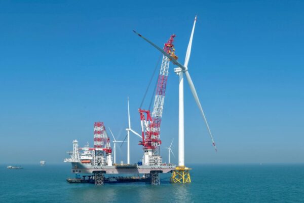 Китай устанавливает самую большую в мире морскую ветряную турбину — она почти такого же роста, как Эйфелева башня