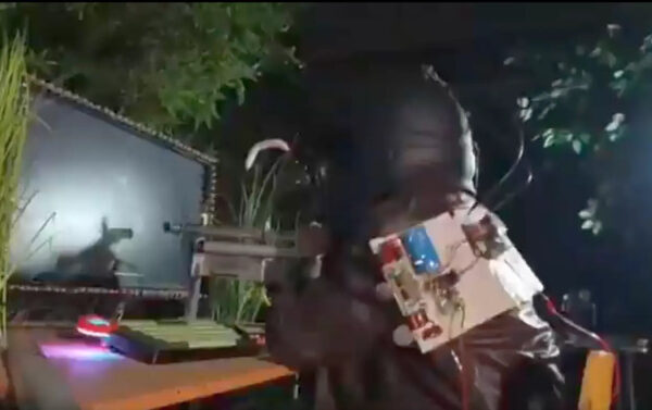 Думаете, ваш компьютер экстремальный? Этот игровой компьютер из Китая стреляет в пользователя петардами и имитирует дождь и ветер