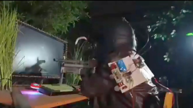 Думаете, ваш компьютер экстремальный? Этот игровой компьютер из Китая стреляет в пользователя петардами и имитирует дождь и ветер