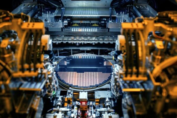 Intel представила дизайн стеклянной подложки для упаковки чипов EMIB на выставке NEPCON 2026 в Японии