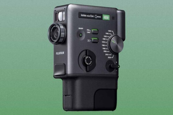 Fujifilm представила камеру мгновенной печати Instax Mini Evo Cinema в ретро-стиле, которая также может снимать видео.