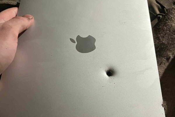 MacBook Air остановил залп снаряда и спас украинского солдата, поврежденный дисплей которого остался частично работоспособным