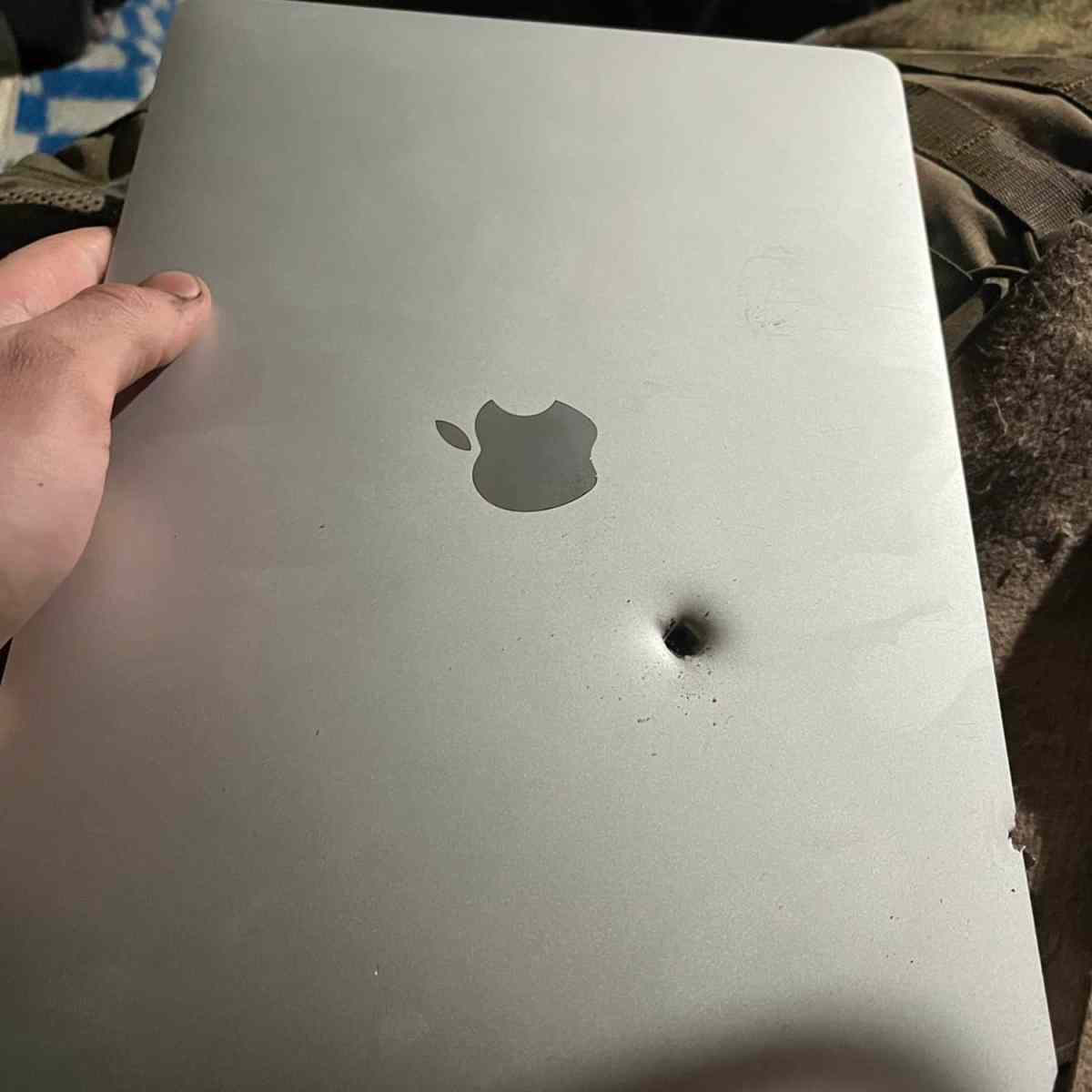 MacBook Air остановил залп снаряда и спас украинского солдата, поврежденный дисплей которого остался частично работоспособным
