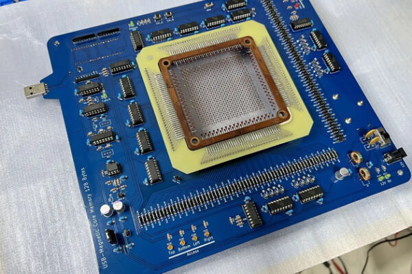 Самая странная флешка в мире. Он имеет размер XXL и микроскопическую емкость, а данные исчезают после считывания.