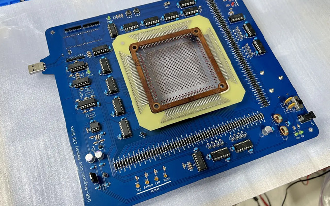 Самая странная флешка в мире. Он имеет размер XXL и микроскопическую емкость, а данные исчезают после считывания.