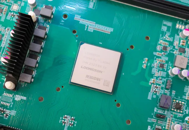 Loongson 3B6000 примерно в три раза медленнее, чем Ryzen 5 9600X, хотя у него вдвое больше ядер.