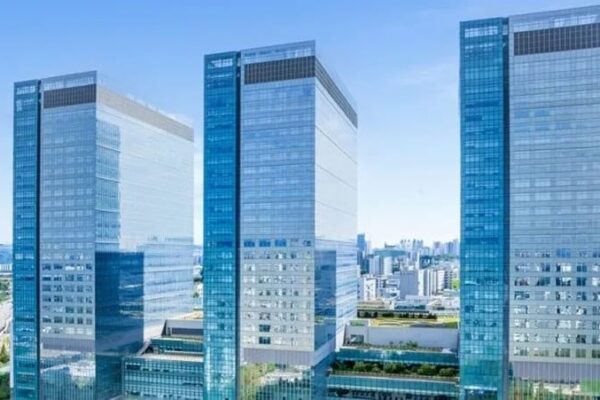 Samsung начнет коммерческие поставки памяти HBM4 в феврале, опередив конкурентов