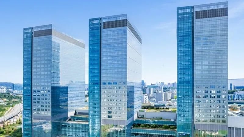 Samsung начнет коммерческие поставки памяти HBM4 в феврале, опередив конкурентов