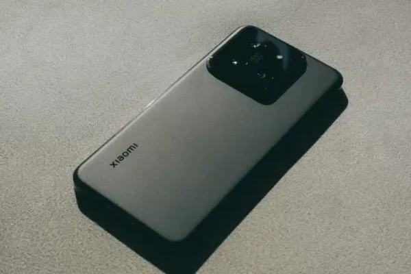 Xiaomi 18 оснащен двумя революционными камерами по 200 МП и вторым экраном на задней панели для версий Pro.