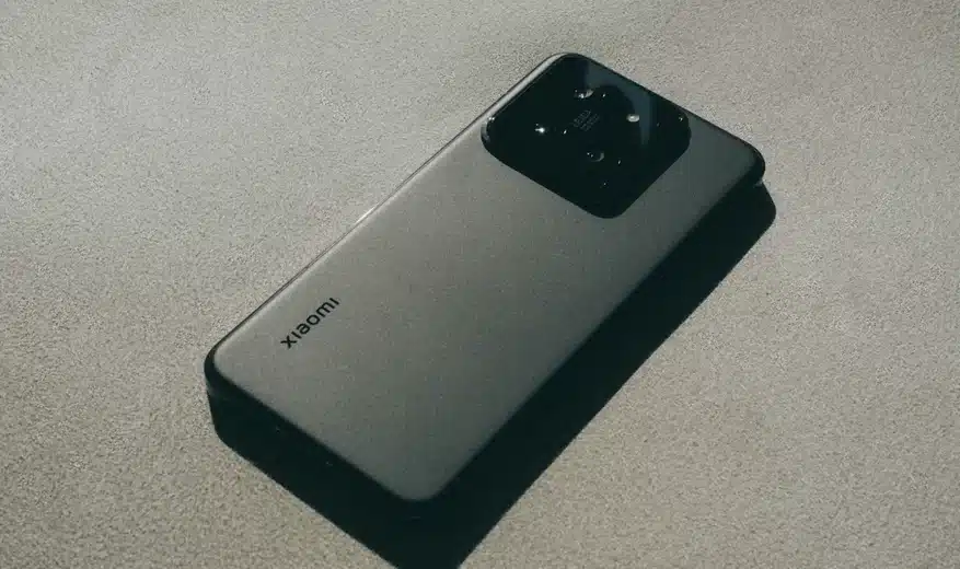 Xiaomi 18 оснащен двумя революционными камерами по 200 МП и вторым экраном на задней панели для версий Pro.