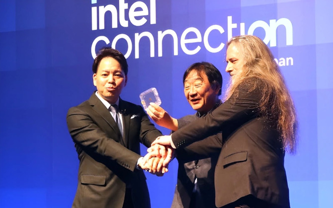 Intel впервые представила прототип памяти ZAM, которая призвана составить конкуренцию памяти HBM на рынке искусственного интеллекта