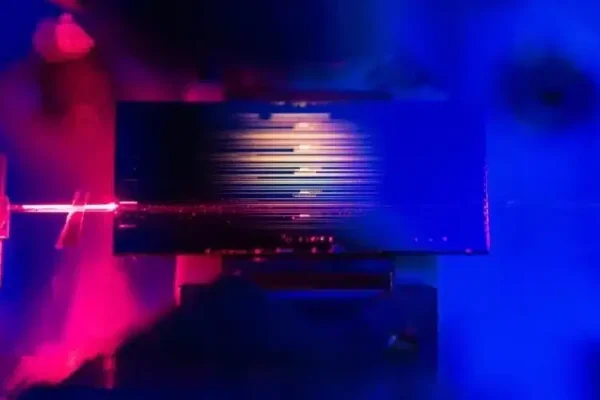 Революционное оптическое устройство с минимумом энергии усиливает свет в 100 раз