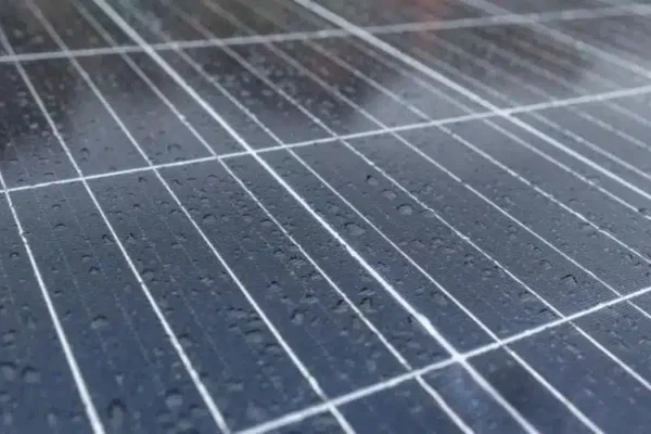 Энергия с неба: новые солнечные панели будут генерировать электроэнергию даже из капель дождя