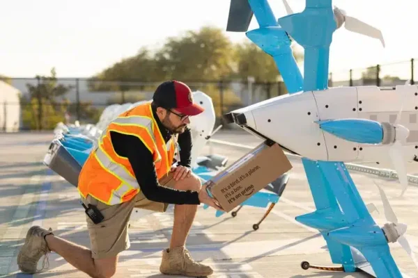 Дрон Amazon врезался в жилой дом в США