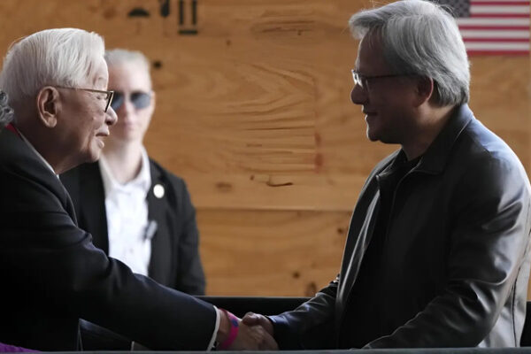 Трогательная встреча 94-летнего основателя TSMC Морриса Чанга в инвалидной коляске и генерального директора NVIDIA Дженсена Хуанга