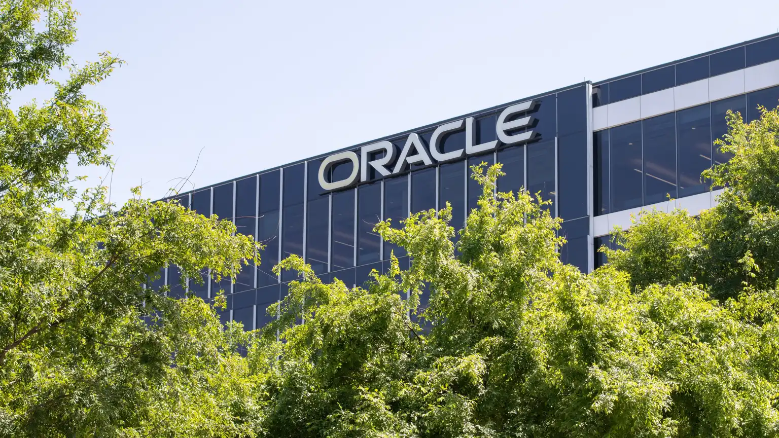 Цена прогресса: Oracle не может найти деньги на новые центры обработки данных с искусственным интеллектом и может сократить до 30 000 рабочих мест