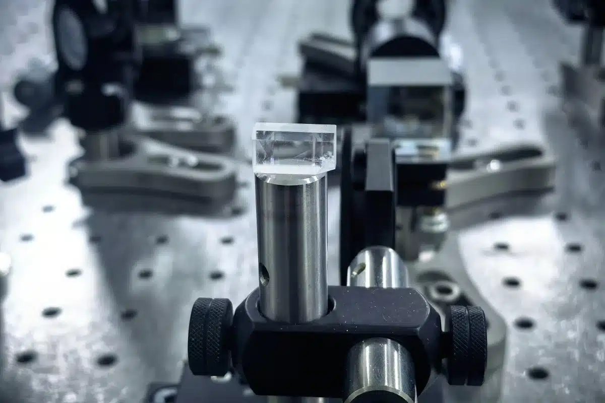 В Китае создали компактный твердотельный лазер для ранее недоступного ВУФ-диапазона