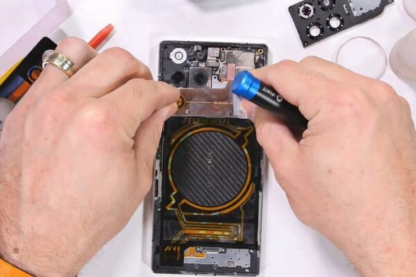 JerryRigEverything разобрал игровой смартфон и обнаружил внутри золото