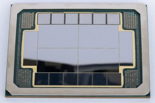 Intel показала образец огромного ИИ-чипа с четырьмя логическими блоками и 12 стеками HBM4