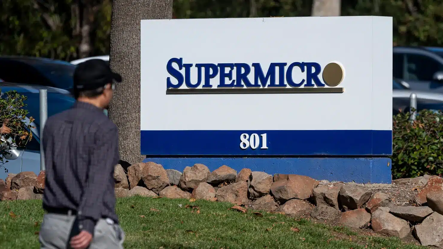 Скандал в США: представителей Super Micro обвинили в контрабанде ускорителей искусственного интеллекта в Китай