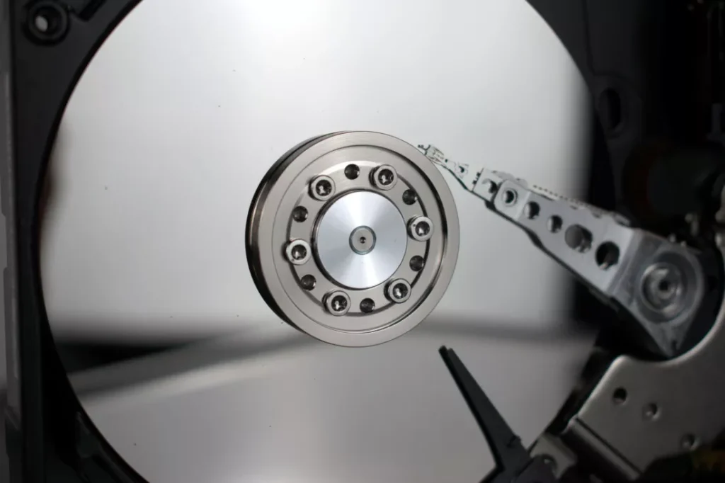 Революция жестких дисков: Seagate начинает массовую поставку накопителей HAMR емкостью более 30 ТБ