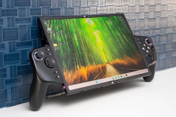 Lenovo продемонстрировала футуристический игровой планшет со складным OLED-дисплеем, который превращается в ноутбук