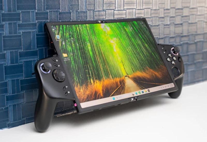 Lenovo продемонстрировала футуристический игровой планшет со складным OLED-дисплеем, который превращается в ноутбук