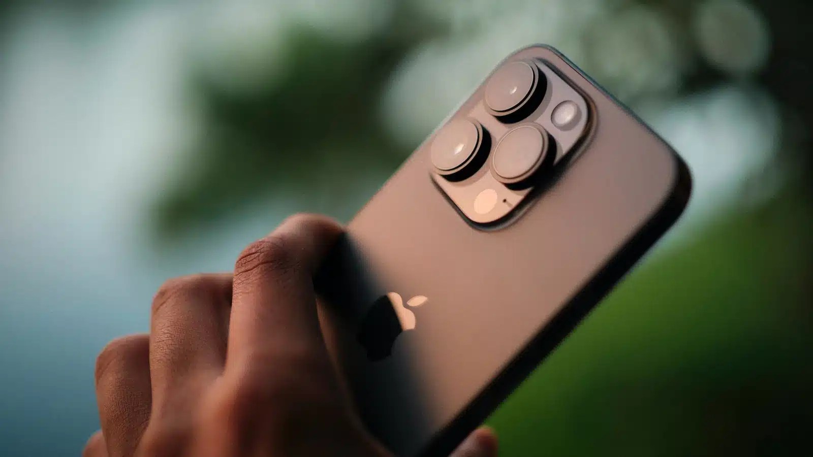 iPhone может стать «бюджетным флагманом»: Android-смартфоны дорожают, а Apple сохраняет цены