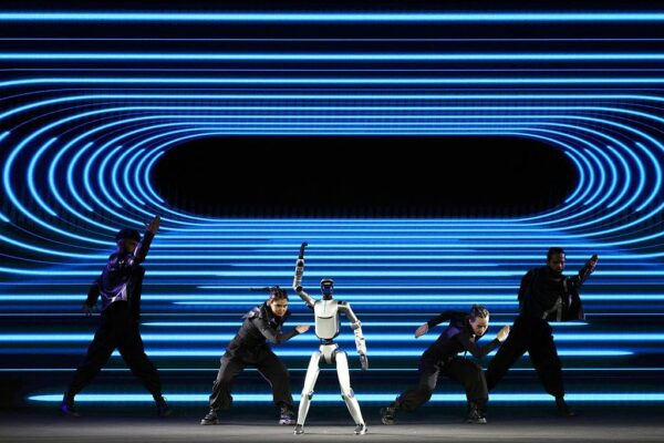 Гуманоидный робот Хонор танцевал вживую перед MWC 2026 и удивил даже скептиков