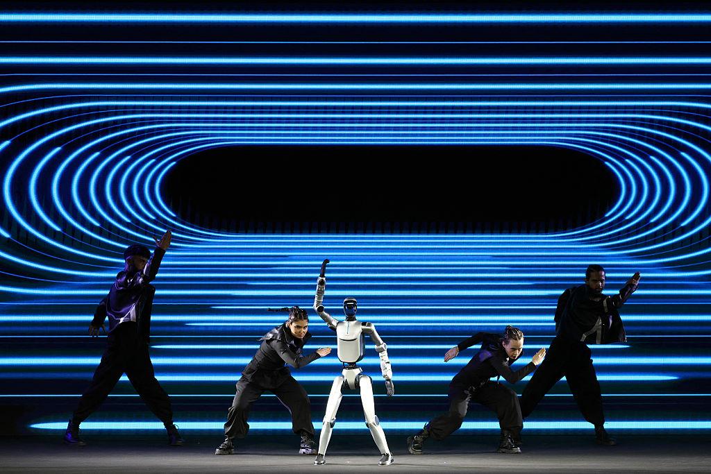 Гуманоидный робот Хонор танцевал вживую перед MWC 2026 и удивил даже скептиков