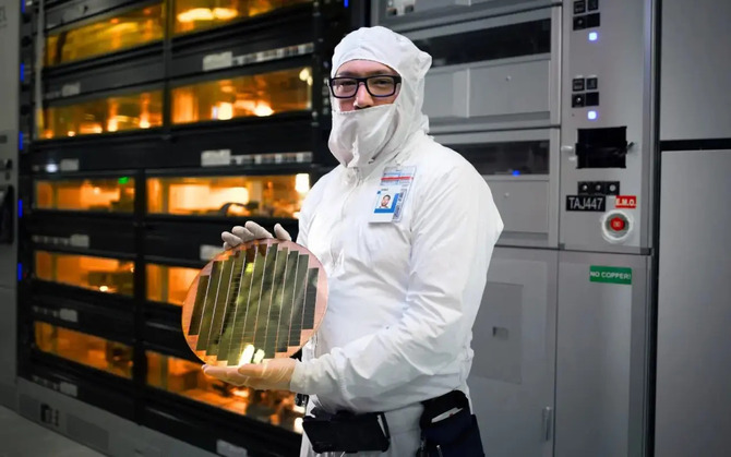 Intel уже много лет гоняется за конкурентами. Теперь она может зарабатывать миллиарды там, где отрасль действительно имеет узкое место.