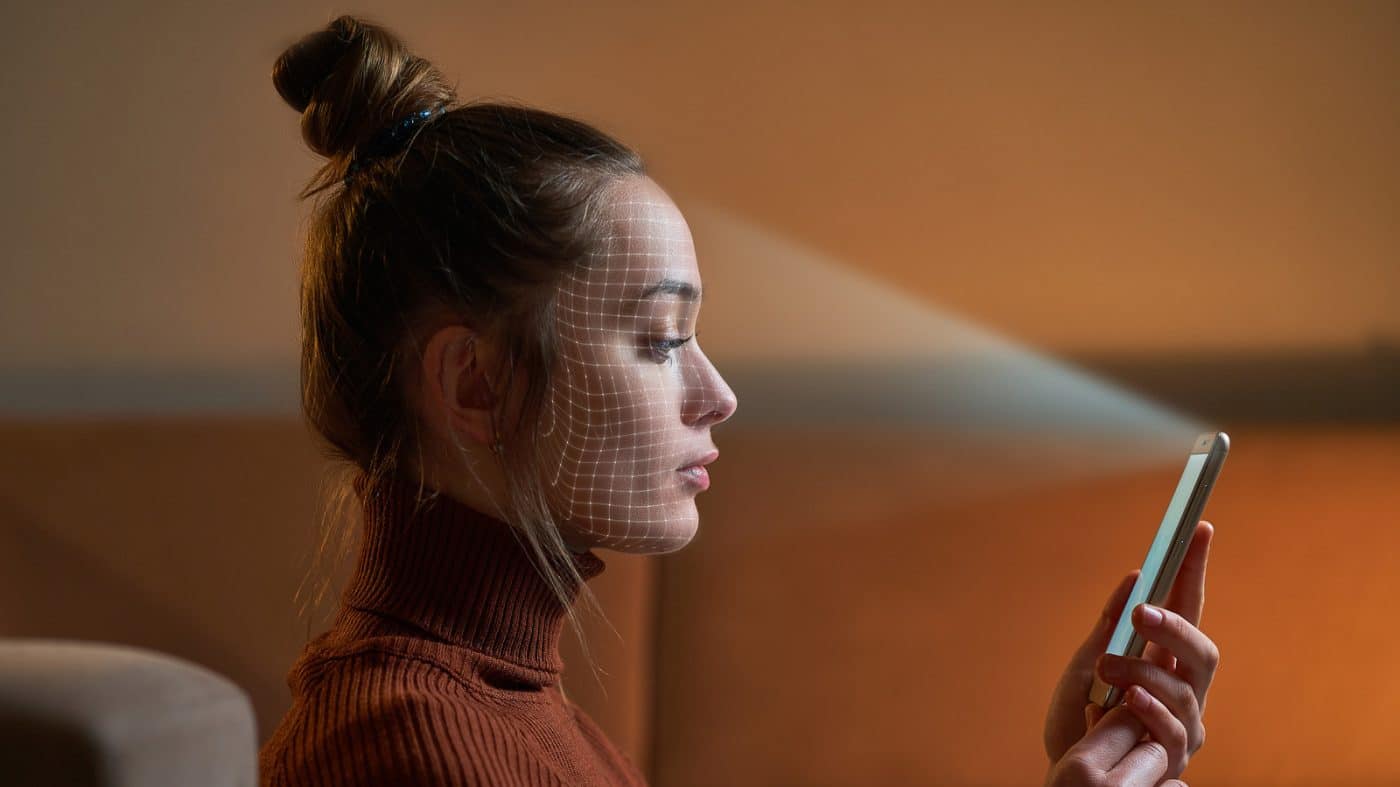 Распознавание лиц или сканер отпечатков пальцев: какой метод защиты смартфона надежнее?