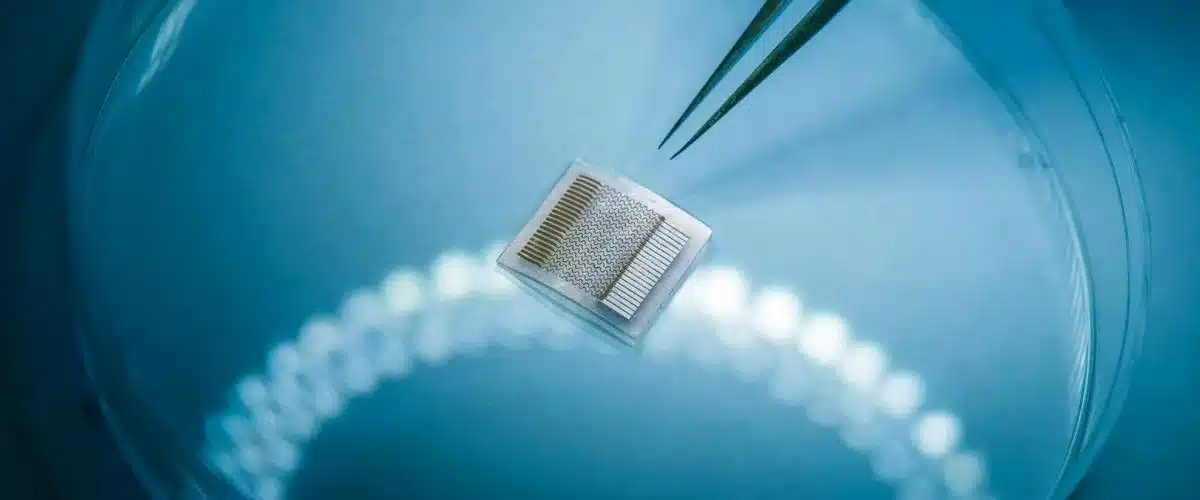 Компактный носимый датчик непрерывно контролирует артериальное давление без калибровки.