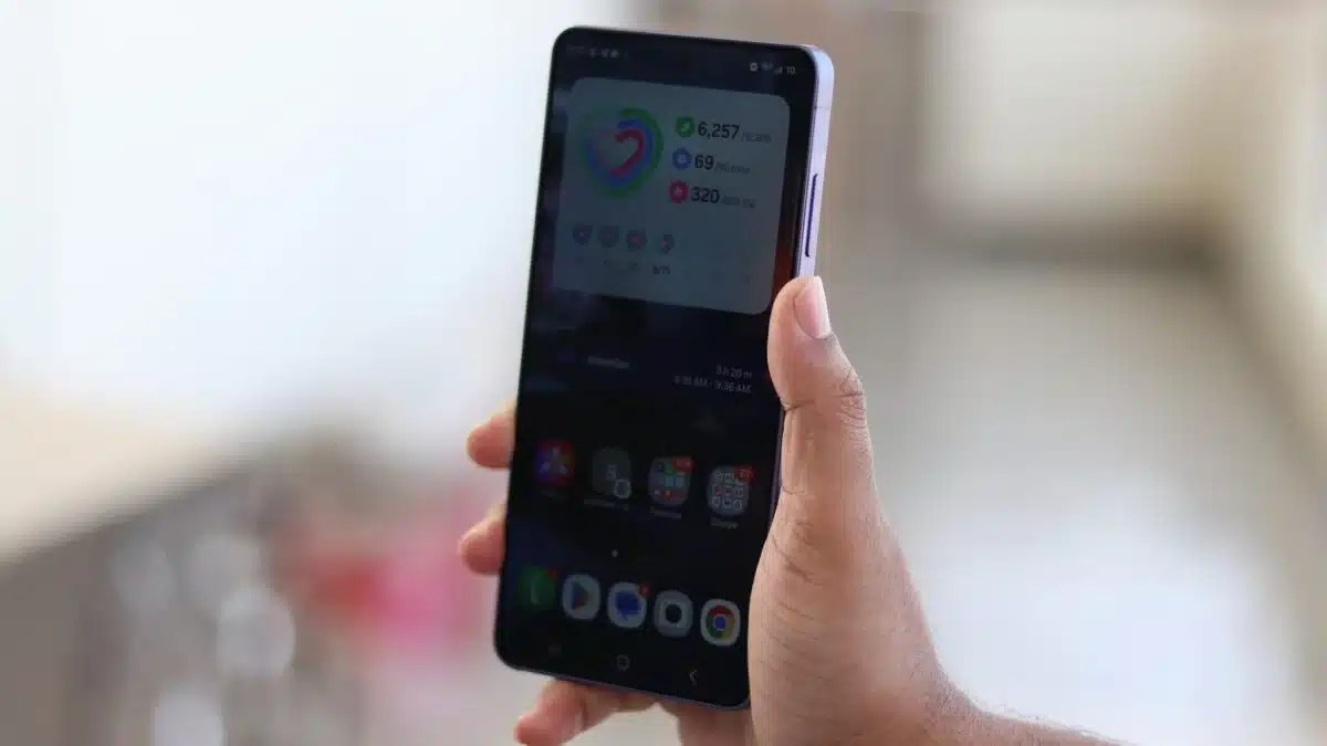 Исследование Samsung показало, как часто незнакомцы смотрят на экран вашего смартфона